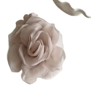 Chouchou élégant en organza rose clair avec pétales superposés pour femmes