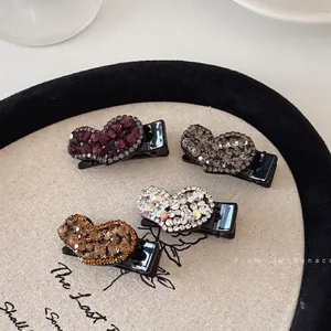 Lot de quatre barrettes à cheveux en forme de cœur avec strass colorés élégants
