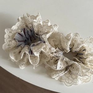 Chouchous en dentelle crème avec rayures bleues et broderie florale pour femmes