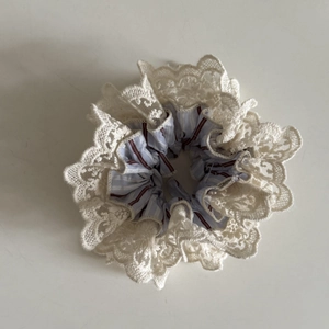 Chouchou à rayures bleues avec bordure en dentelle crème pour cheveux