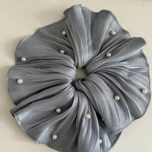 Chouchou gris satiné surdimensionné avec perles blanches élégantes pour queue de cheval