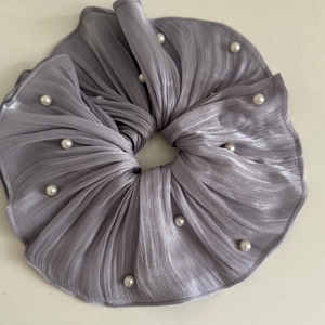 Chouchou lilas oversize avec perles et tissu scintillant pour queue de cheval