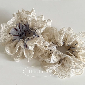Chouchou en Dentelle Florale Vintage de Style Français Attache-Cheveux en Tissu Rayé Beige Bleu Fait à la Main Support de Queue de Cheval Élastique Souple Accessoires de Cheveux pour Femmes
