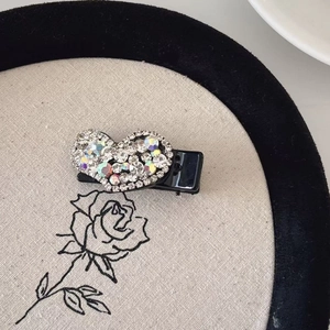 Pince à cheveux cœur noir élégante sertie de strass brillants et de cristaux AB colorés