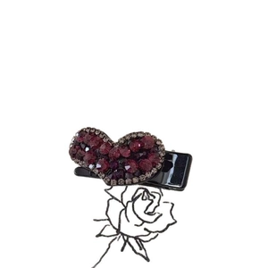 Pince à cheveux élégante en forme de cœur avec strass rouge foncé sur base noire