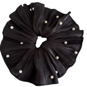 Chouchou noir surdimensionné en résille avec perles pour coiffure élégante