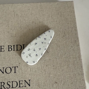 Pince à cheveux en tissu à fleurs violettes sur fond beige pour femmes élégantes
