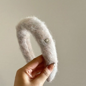 Thick plush headband in light grey with a stylish decorative silver metal button