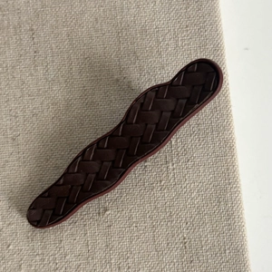 Pince à cheveux vintage en cuir tressé bordeaux au design minimaliste pour femmes