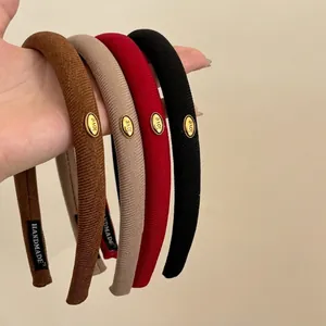Braune Strickstirnbänder mit goldenem Liebesanhänger in vier Farben für Damen