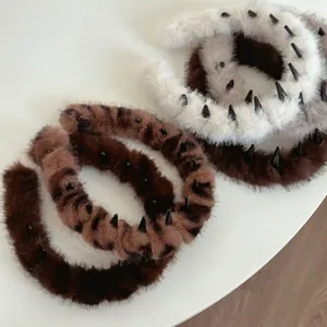 Vintage leopard plush headband with non-slip teeth for washing face in autumn and winter