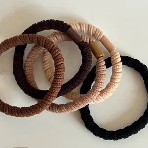 Lot de cinq élastiques à cheveux côtelés tons café et noir pour coiffures de femmes
