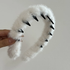 White plush leopard-print headband with non-slip inner teeth for winter hair accessory