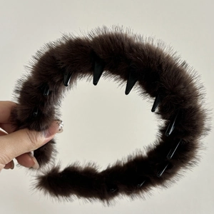 Plush leopard print headband with non-slip teeth for secure and stylish hair styling