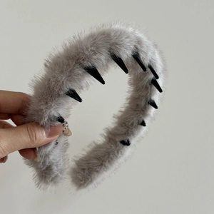 Detail of grey leopard plush headband featuring anti-slip inner black plastic teeth comb