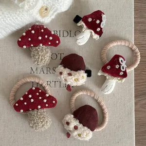 Mollette per capelli a fungo rosso fatte a mano e elastici con perle per ragazze stile bosco