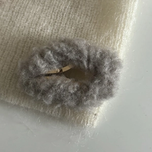 Barrette à cheveux nuage en peluche grise avec fourrure douce et base en métal doré