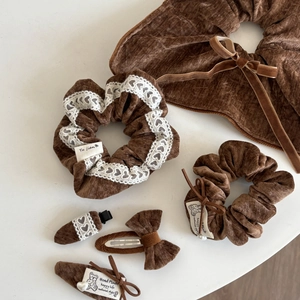 Braunes Samt-Haarschmuck-Set mit Spitzenherzen und Schleifen auf weißem Grund