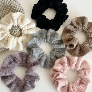 Set aus sechs weichen Mohair-Strick-Scrunchies in neutralen Tönen für süßes Haarstyling
