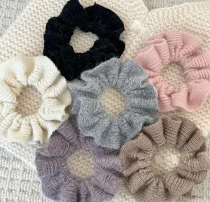Sechser-Set bunte Strick-Haargummis aus weichem Mohair mit kleinen Stoff-Logoetiketten