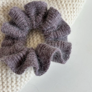 Makroaufnahme von lila Mohair-Strick-Haargummi mit weichem Plüsch-Woll-Struktur-Detail