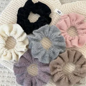 Set mit sechs bunten Strick-Haargummis mit weicher Mohair-Textur in Pastellfarben