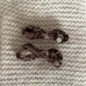 Plüschige Haarspangen mit braunem Leopardenmuster und handgefertigtem Metalletikett