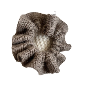 Einfarbiges Mohair-Haargummi mit zweifarbigem Strickdesign und braunem Rüschenrand
