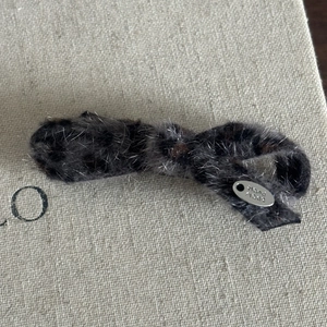 Plüsch-Haarspange mit Leopardenmuster, Schleife und handgefertigtem Metallanhänger