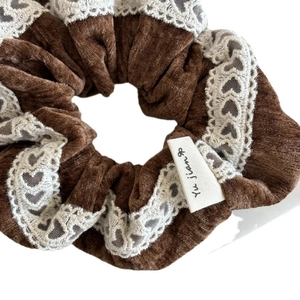 Brauner Cord-Haargummi mit Herz-Spitzenkante und gewebtem Markenetikett-Detail