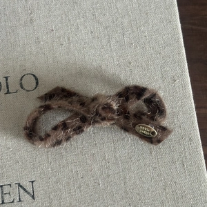 Detailaufnahme der Plüsch-Haarklammer mit Leopardenmuster und weicher Textur