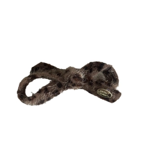 Braune Plüsch-Haarspange mit Leopardenmuster und goldenem Anhänger auf Weiß