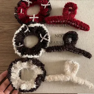 Ensemble chouchou et pince à cheveux en maille bordeaux et marron avec détails de couture