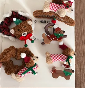 Dettaglio di elastici per capelli natalizi e clip a cucciolo su un libro bianco