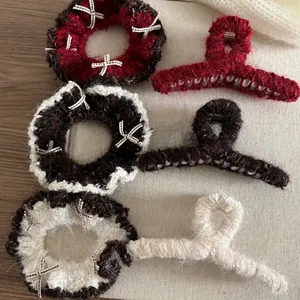 Gros plan sur un ensemble de 6 accessoires cheveux en peluche avec chouchous et pinces