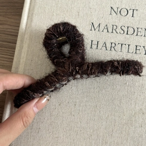 Pince à cheveux en peluche marron foncé avec texture tricotée pour coiffures élégantes