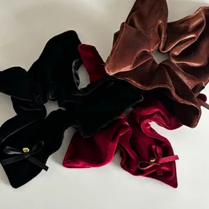 Dreiteiliges Set Samt-Haargummis mit Schleifen und Goldperlen in Schwarz Rot und Braun
