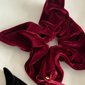 Eleganter weinroter Samt-Haargummi mit Schleifen-Design und kleiner goldener Perle