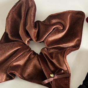 Eleganter großer brauner Samt-Scrunchie mit Schleifen-Design und goldener Perlenverzierung