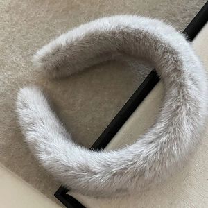 Light gray wool-textured padded headband with a soft faux fur finish for a high-top look
