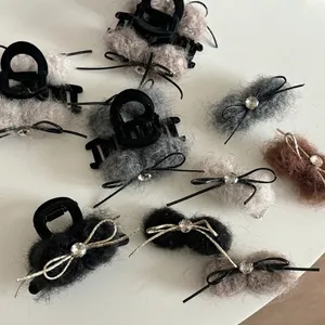 Élégante Pince à Cheveux en Peluche avec Nœud pour Femmes Douce Fausse Fourrure Strass Décor Mode Accessoires Cheveux Hiver