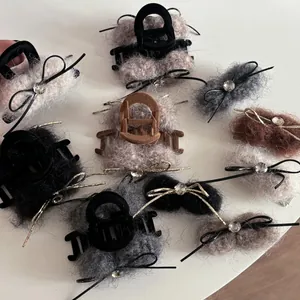 Vue à plat de barrettes et pinces à cheveux en velours aux tons terreux avec cristaux