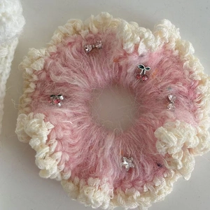 Chouchou au crochet rose et blanc avec texture pelucheuse et breloque cerise brillante