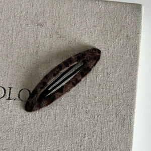 Fermaglio per capelli con stampa leopardata e morbida texture floccata per donna