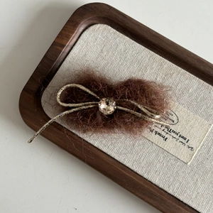 Barrette coeur en peluche marron élégante avec cristal et nœud doré brillant