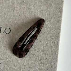 Fermaglio per capelli BB con stampa leopardata marrone in peluche su sfondo materico