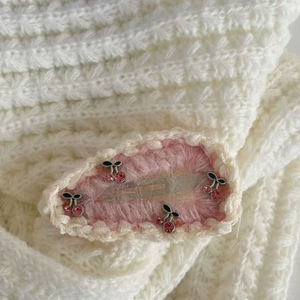 Barrette à cheveux cerise au crochet fait main rose avec strass sur fond tricoté