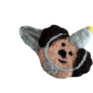 Handgefertigte braune Hunde-Haarklammer aus Filz mit hellblauem gepunktetem Hut-Motiv
