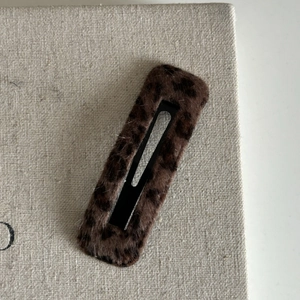 Macro di una clip per capelli rettangolare maculata con finitura in pelliccia sintetica retrò