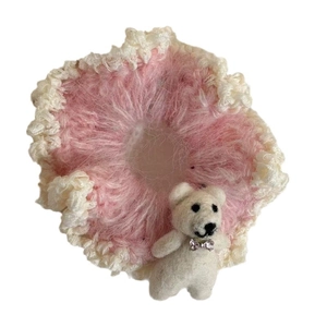 Chouchou fait main au crochet rose et blanc avec décoration ours en 3D et bordure en dentelle